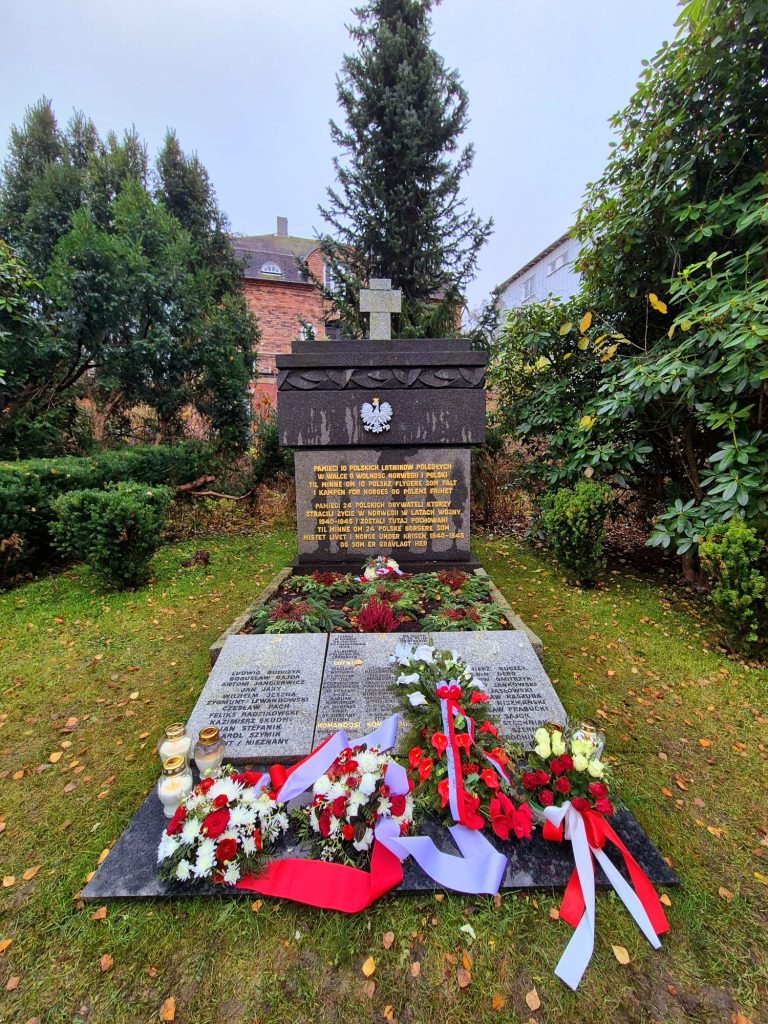 Uroczystości na cmentarzu Vestre Gravlund przy pomniku polskich lotników i cichociemnych